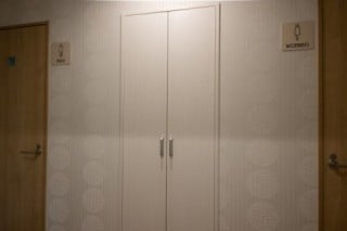 2つのトイレの間のこのドアの向こうは! ？