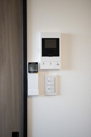 エアコンのリモコン、照明スイッチ、玄関モニター等も使い易い位置にきれいに配列。
