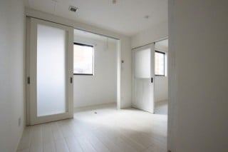壁・床・建具と全てが白なので、自然光がやさしく反射して明るい空間に